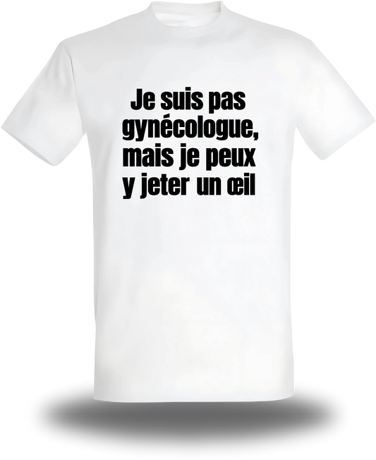 Camiseta blanca «No soy ginecólogo, pero puedo echarle un vistazo», vista frontal, diseño de humor y humor hortera