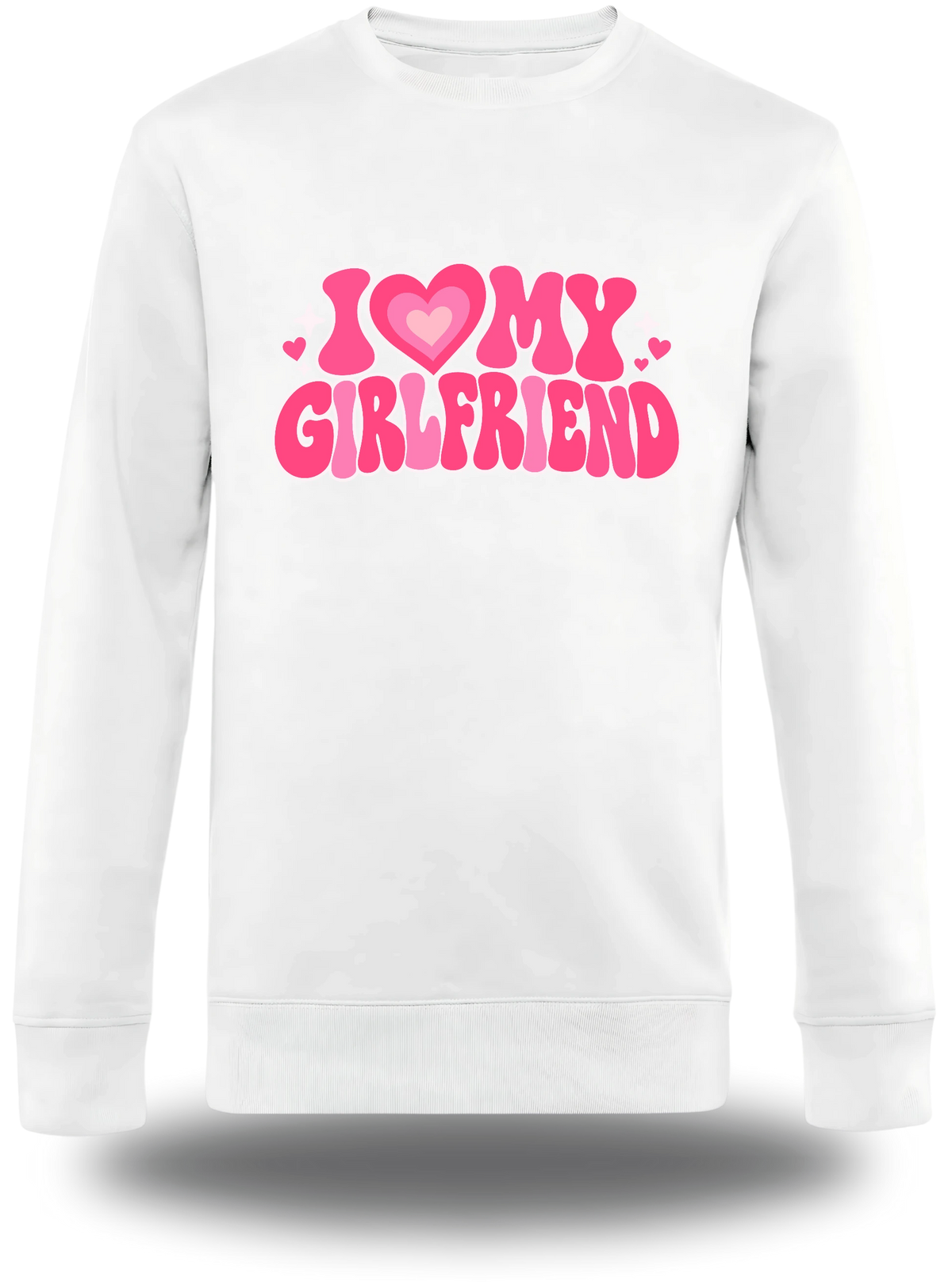 Pull col rond blanc « I Love My Girlfriend » vu de face, design amour et couple