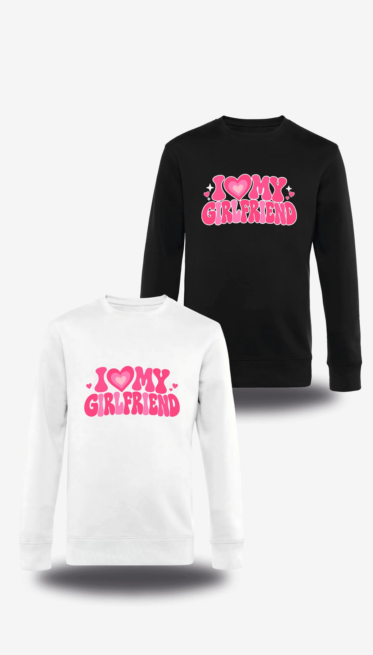 Pull col rond « I Love My Girlfriend » en blanc et noir, vus de face, design amour et couple