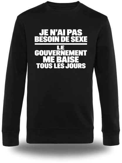 Pull col rond noir « je n'ai pas Besoin de Sexe le Gouvernement me Baise tous les jours » vu de face, design humour et punch