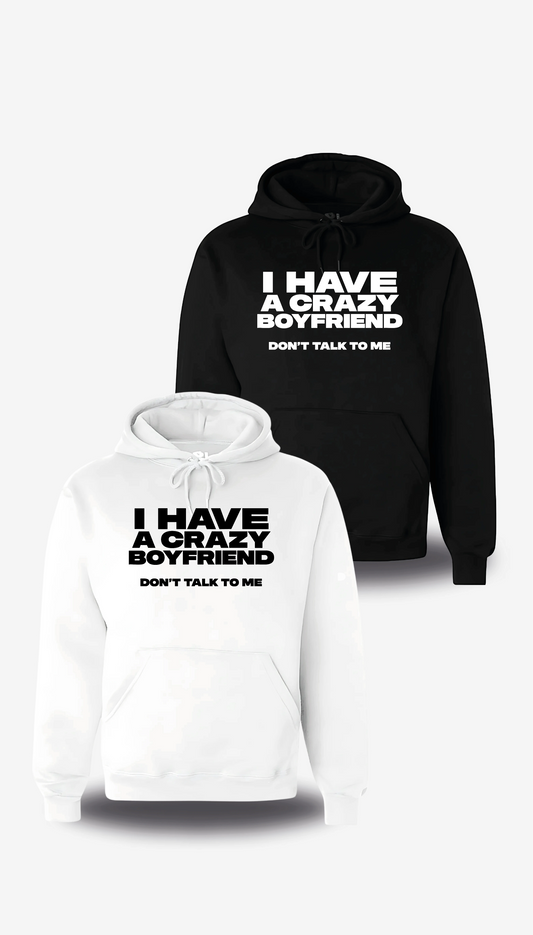 Felpa con cappuccio «I Have A Crazy Boyfriend Don't Talk To Me», in bianco e nero, vista frontale, design a tema umorismo