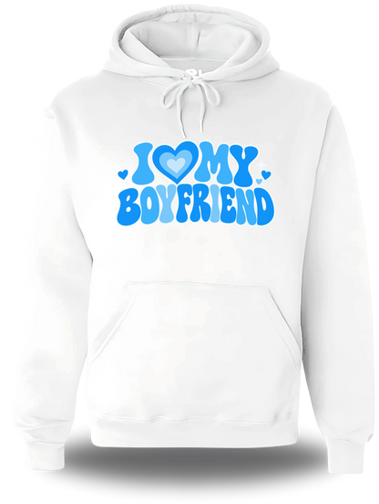 Sweatshirt à capuche blanc « I Love My Boyfriend » vu de face, design amour et couple
