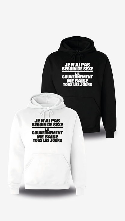 Sweatshirt à capuche « je n'ai pas Besoin de Sexe le Gouvernement me Baise tous les jours » en blanc et noir, vus de face