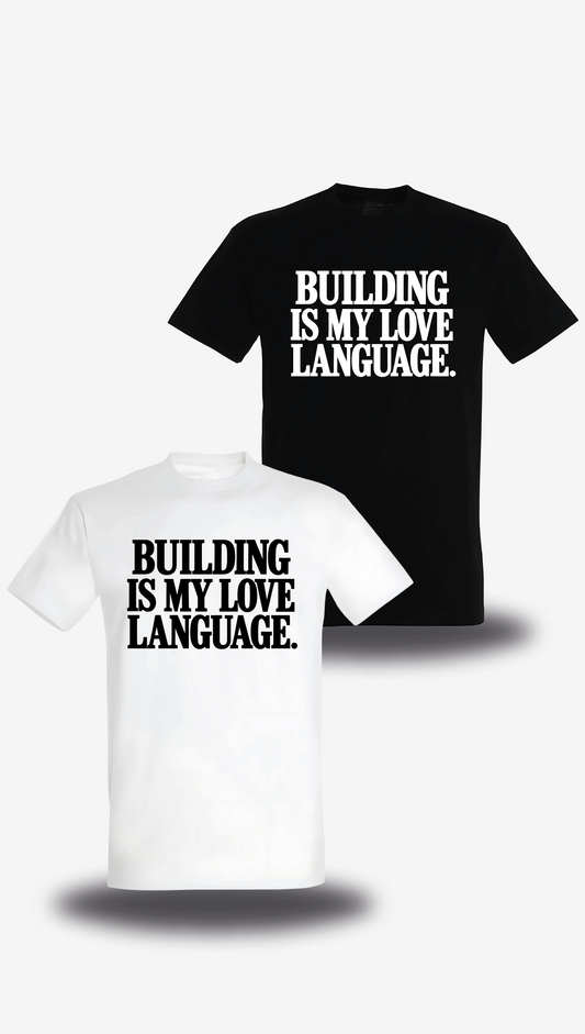 T-shirt Building Is My Love Language en blanc et noir, vus de face, design motivation, geek culture, amour, Love Language
