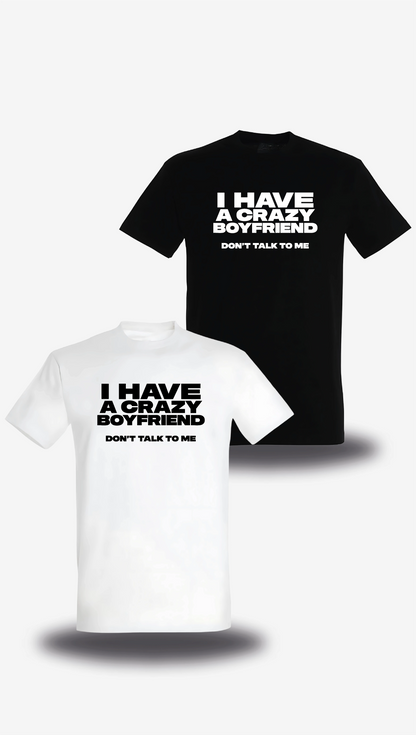 T-Shirt „I Have A Crazy Boyfriend Don't Talk To Me“, in Weiß und Schwarz, Vorderansicht, Motiv: Humor und Punchline