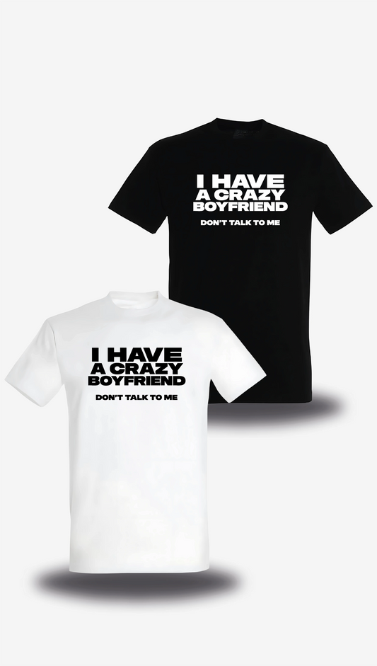T-shirt I Have A Crazy Boyfriend Don't Talk To Me en blanc et noir, vus de face, design humour, punch, amour, couple