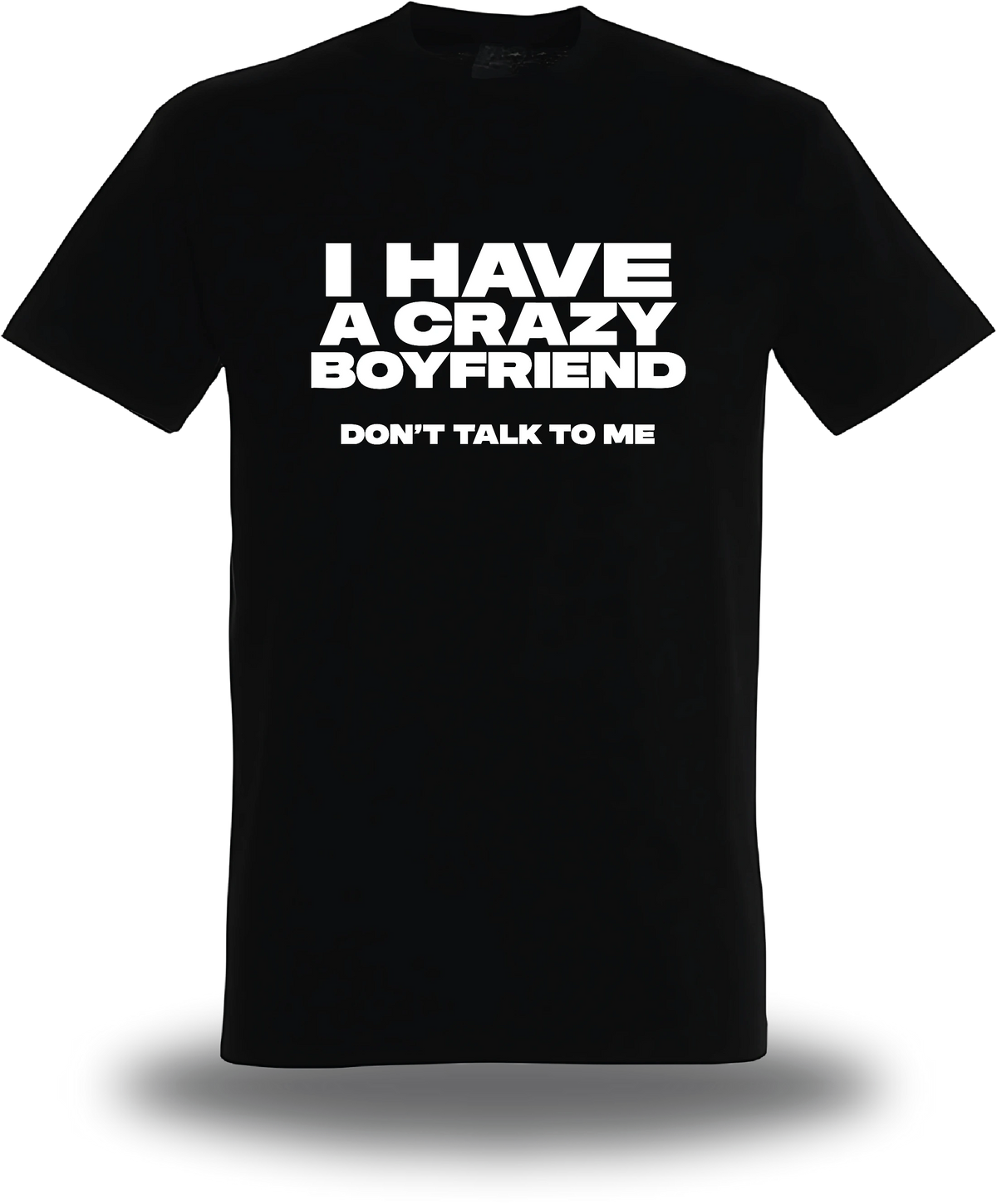 Schwarzes T-Shirt „I Have A Crazy Boyfriend Don't Talk To Me“, Vorderansicht, Motiv: Humor, Punchline, Liebe und Paar