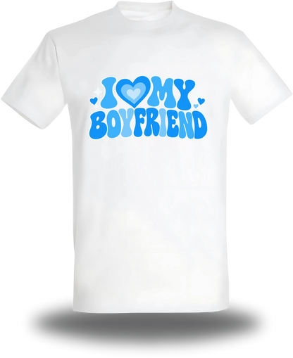 T-shirt blanc « I Love My Boyfriend » vu de face, design amour et couple