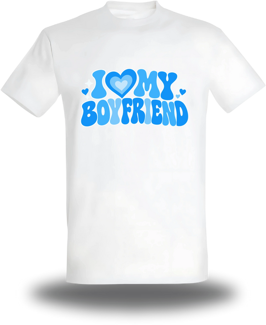 T-shirt blanc « I Love My Boyfriend » vu de face, design amour et couple