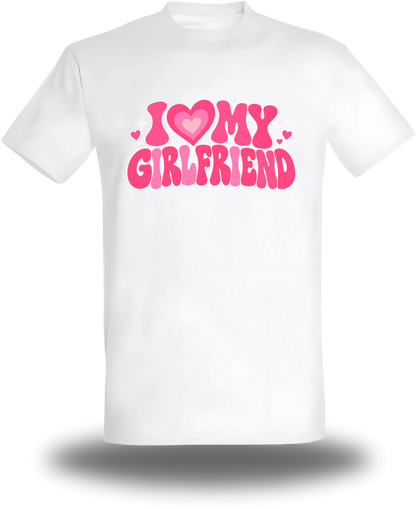 T-shirt blanc « I Love My Girlfriend » vu de face, design amour et couple