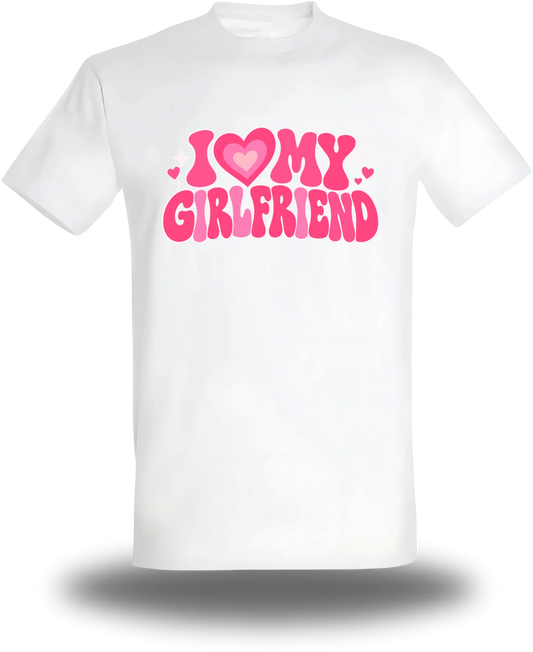 T-shirt blanc « I Love My Girlfriend » vu de face, design amour et couple